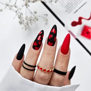 Otkrijte Essence kolekciju tvrtke YOSHI – paletu boja koja kombinira klasično i moderno. Svaki lak u ovoj seriji priča drugačiju priču, od senzualne crvene do klasične crne i suptilnih akcenta šljokica. Ova kolekcija odgovara i svakodnevnom stilu i posebnim prigodama. Essence je esencija ženstvenosti i izražajnog stila u svakoj kapi laka.